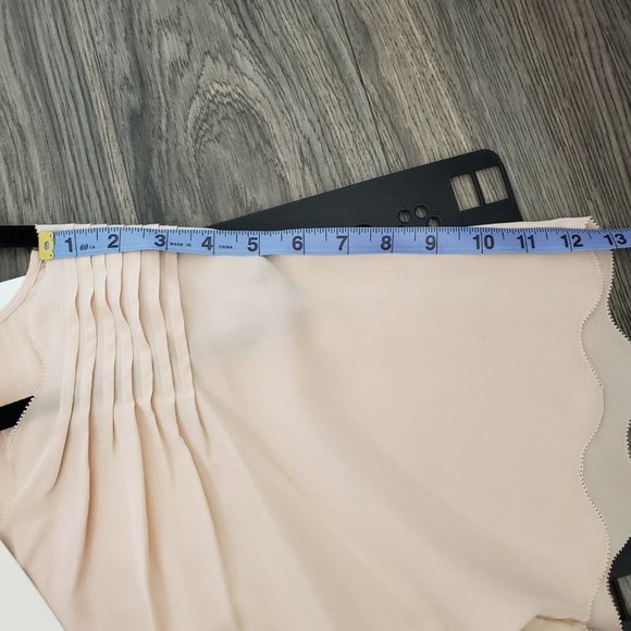 Joie NWOT 100% Silk V-Neck Scalloped Short Sleeve Blouse - Picture 8 of 10